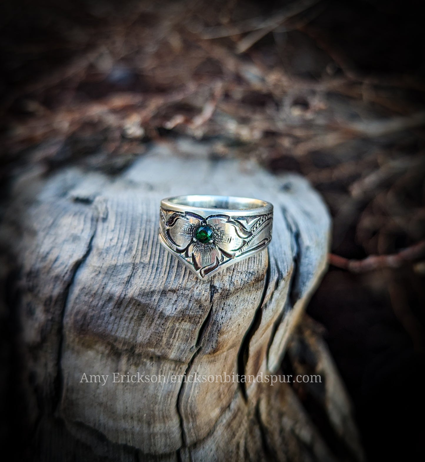 Sterling silver engraved ring with 3mm simulated emerald. size 7 1/2