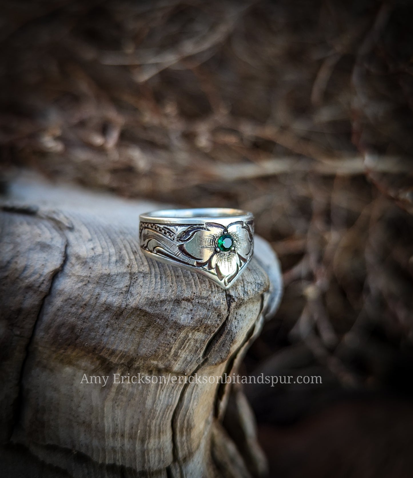 Sterling silver engraved ring with 3mm simulated emerald. size 7 1/2